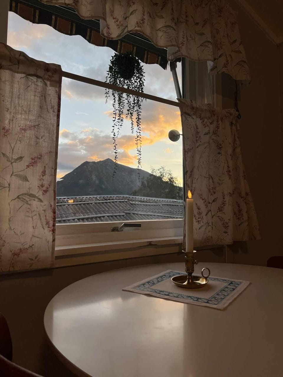 Natural landscape, Kitchen or kitchenette, Dining area, Mountain view