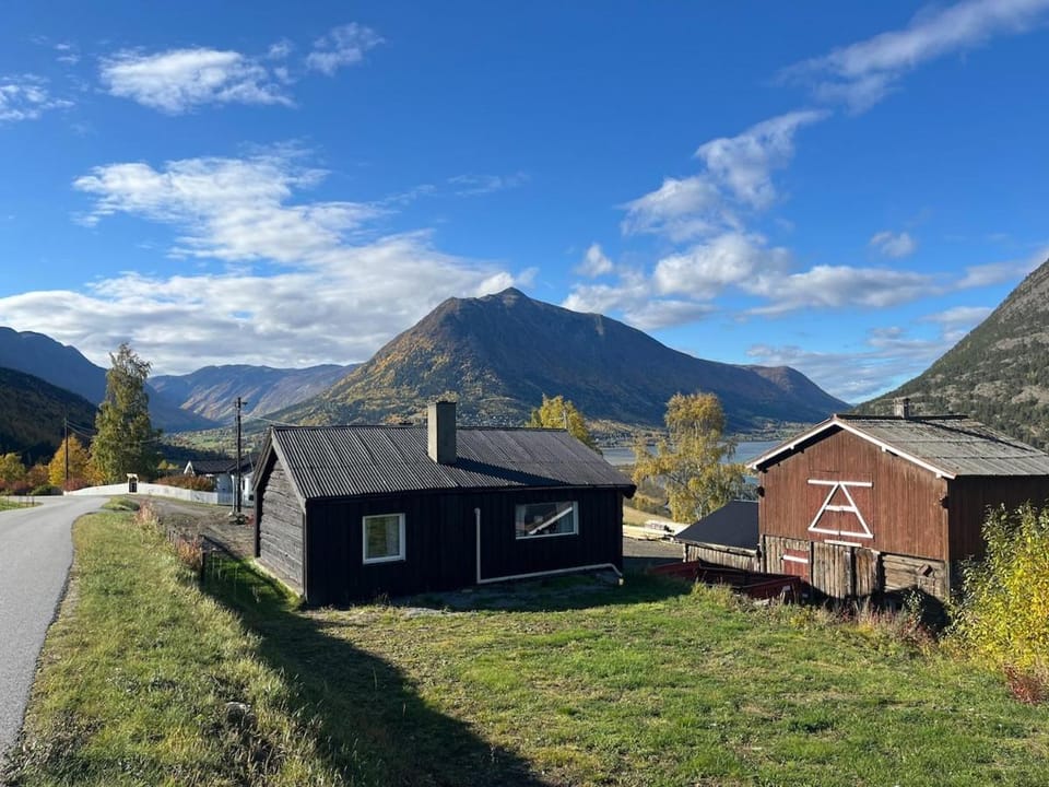 Property building, Day, Natural landscape, Autumn, Mountain view