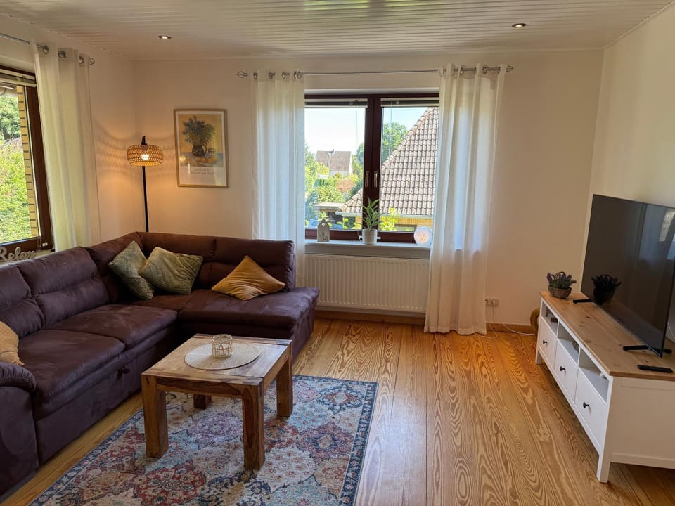 TV and multimedia, Living room, Seating area, Evening entertainment