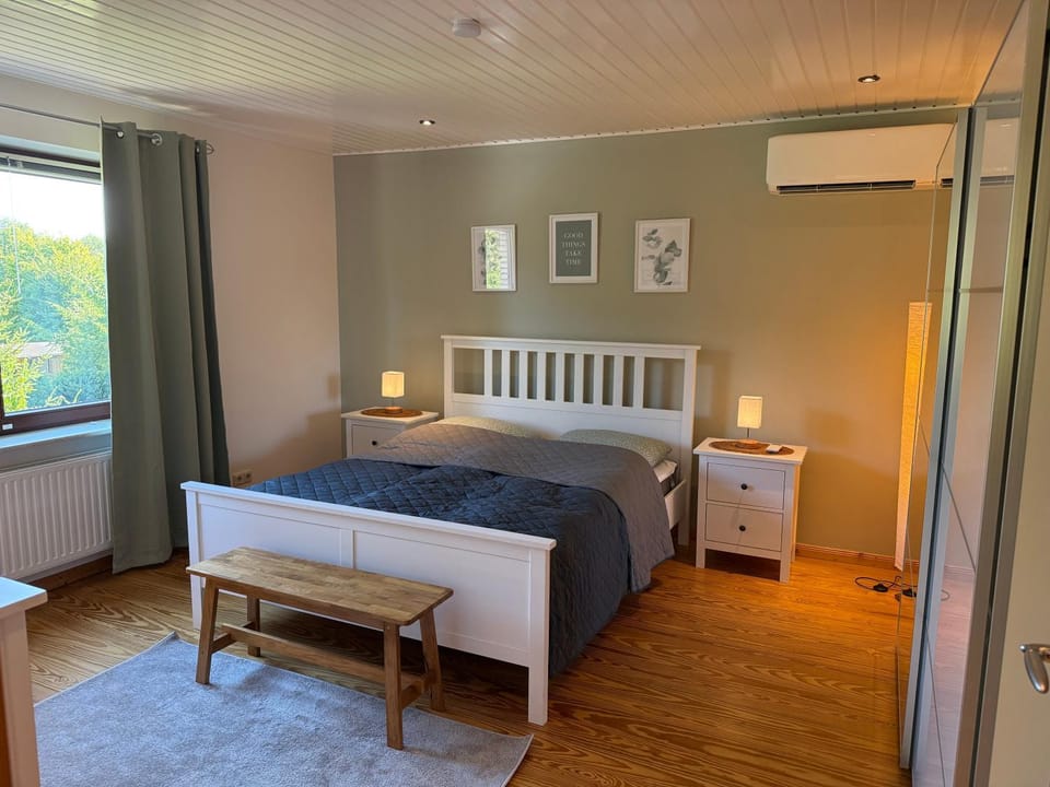 Bed, Photo of the whole room, Bedroom, air conditioner