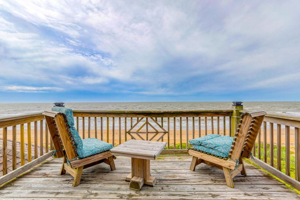 Prime Beachfront Private Gazebo Sleeps 14 House in Bolivar Peninsula