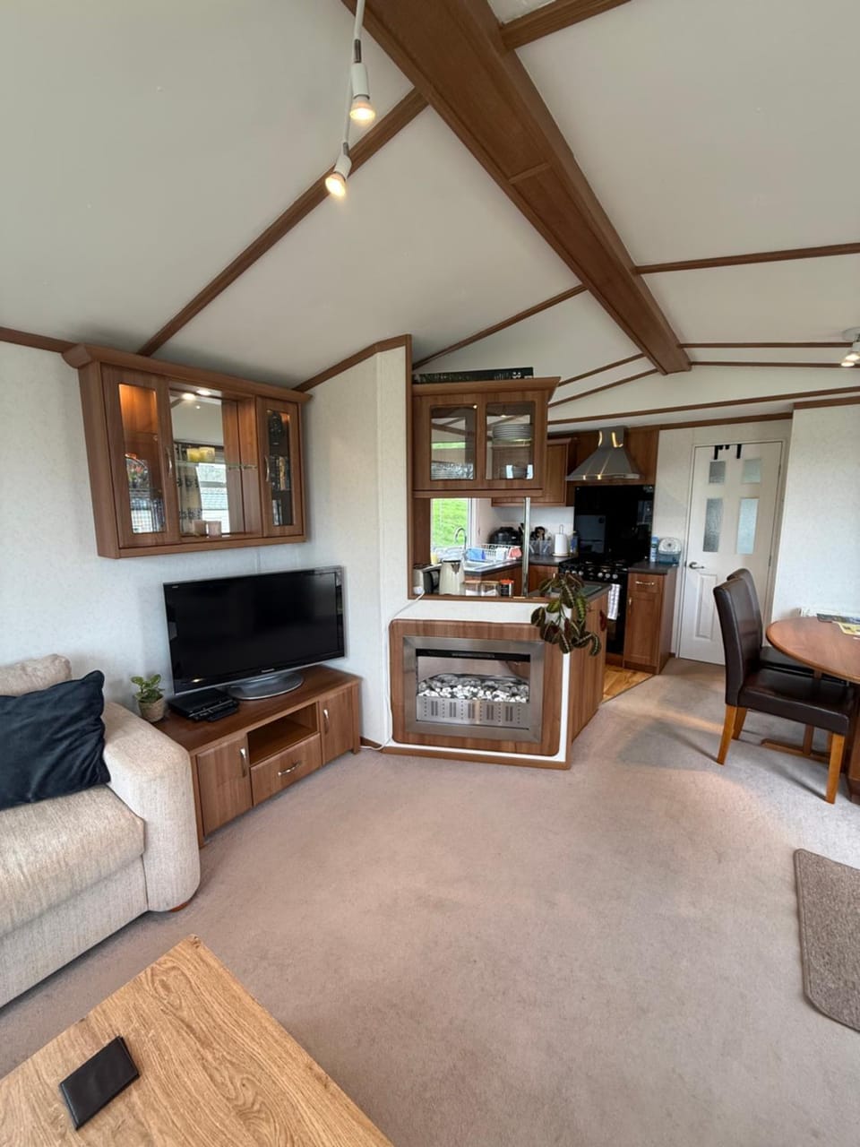 Communal lounge/ TV room, TV and multimedia, Kitchen or kitchenette, Living room, Seating area, fireplace