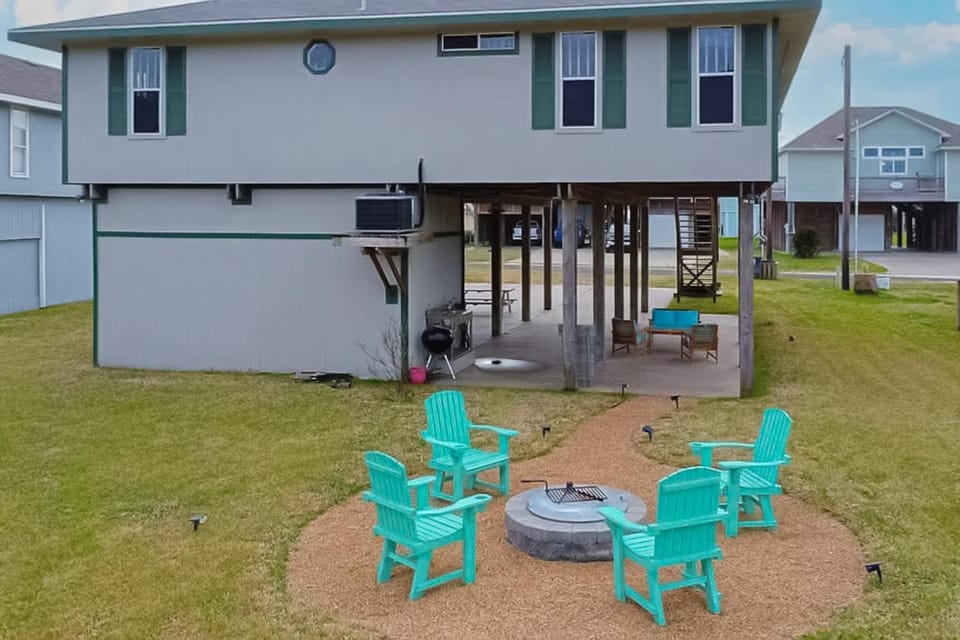 Retreat Steps to Beach Firepit Family Fun House in Bolivar Peninsula