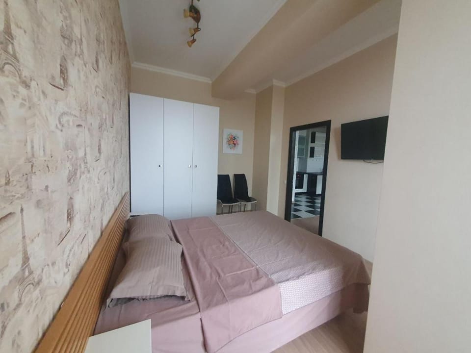 Bed, TV and multimedia, Bedroom, wardrobe