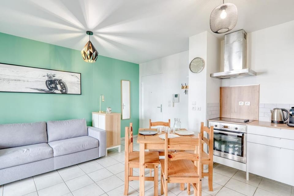 Kitchen or kitchenette, Living room, Seating area, Dining area, stove, toaster