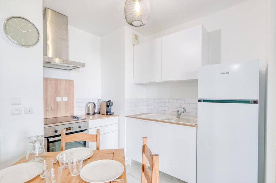 Coffee/tea facilities, Kitchen or kitchenette, Dining area, stove, toaster
