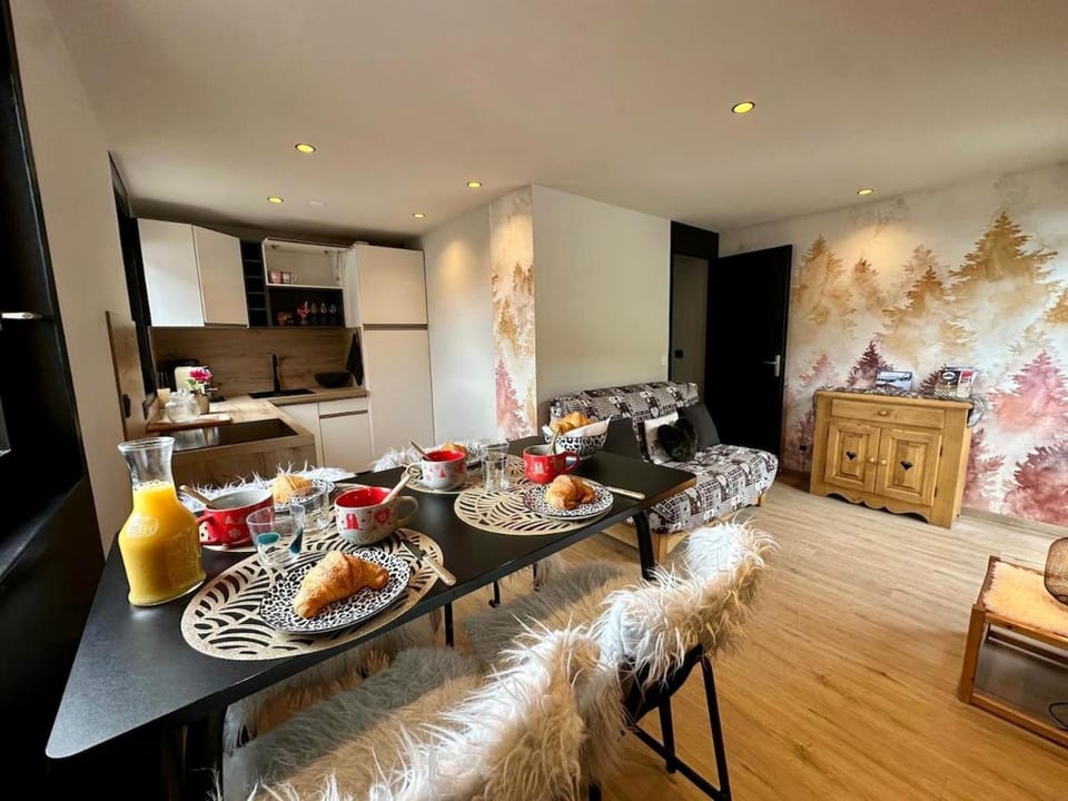 Kitchen or kitchenette, Living room, Seating area, Dining area, oven