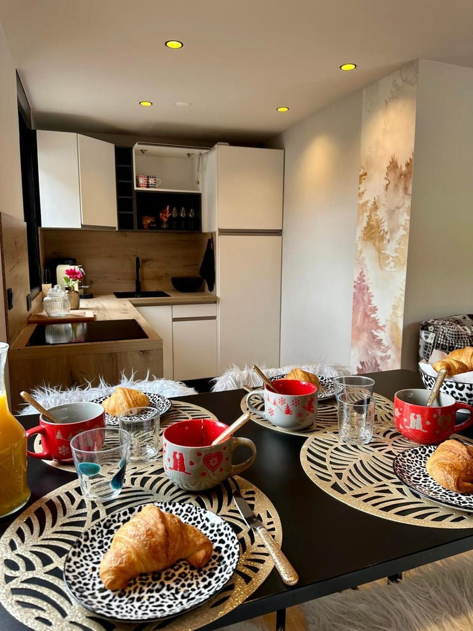 Coffee/tea facilities, Kitchen or kitchenette, Dining area, oven