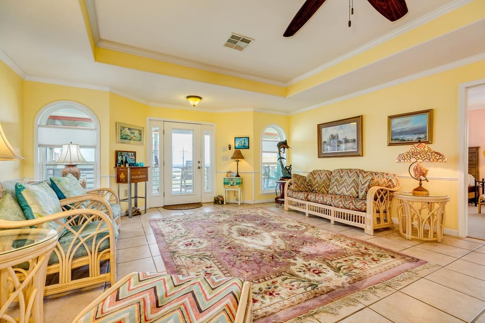 Steps to Beach Tropical Theme Pet Paradise House in Bolivar Peninsula