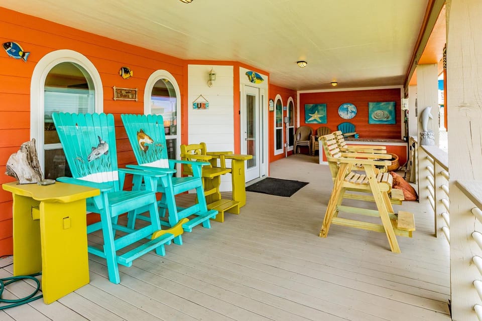 Steps to Beach Tropical Theme Pet Paradise House in Bolivar Peninsula
