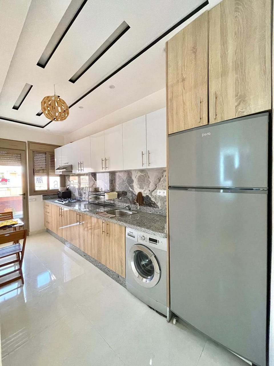 Kitchen or kitchenette, minibar, washing machine
