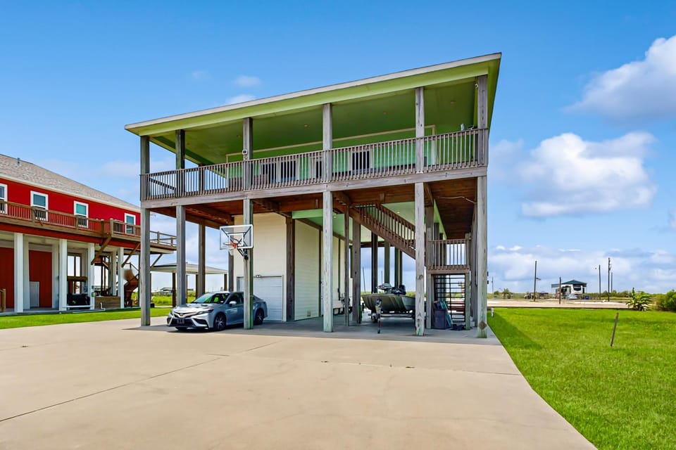 Amazing Canal Front Hot Tub Boat Ramp House in Bolivar Peninsula