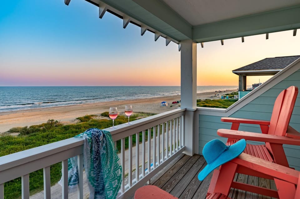 Beachfront Sleeps 14 TikiBar PingPong & More House in Bolivar Peninsula
