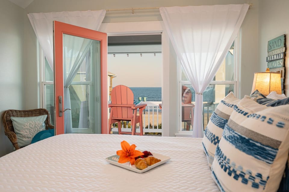 Beachfront Sleeps 14 TikiBar PingPong & More House in Bolivar Peninsula