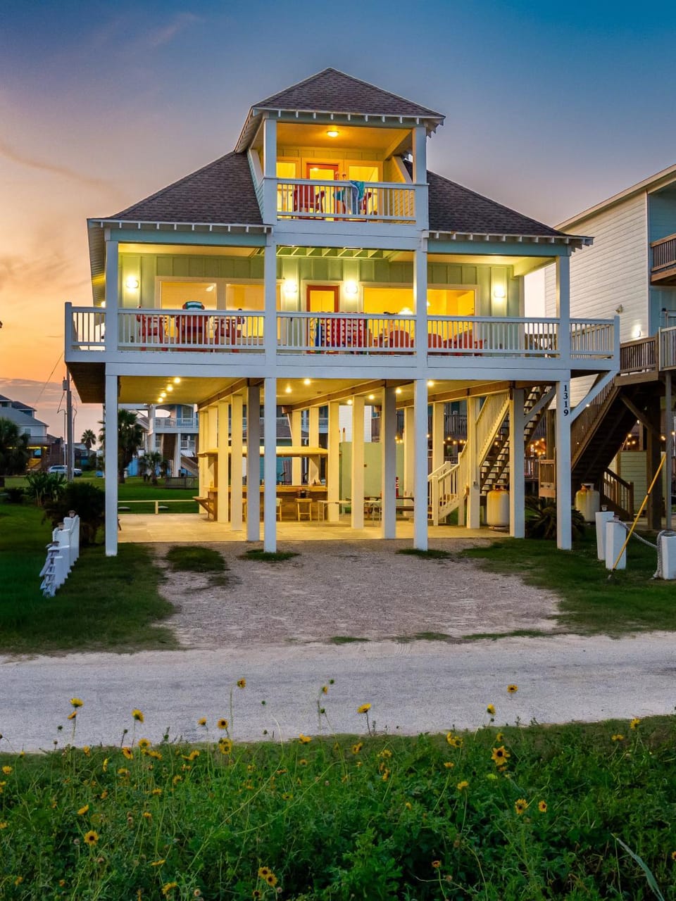 Beachfront Sleeps 14 TikiBar PingPong & More House in Bolivar Peninsula
