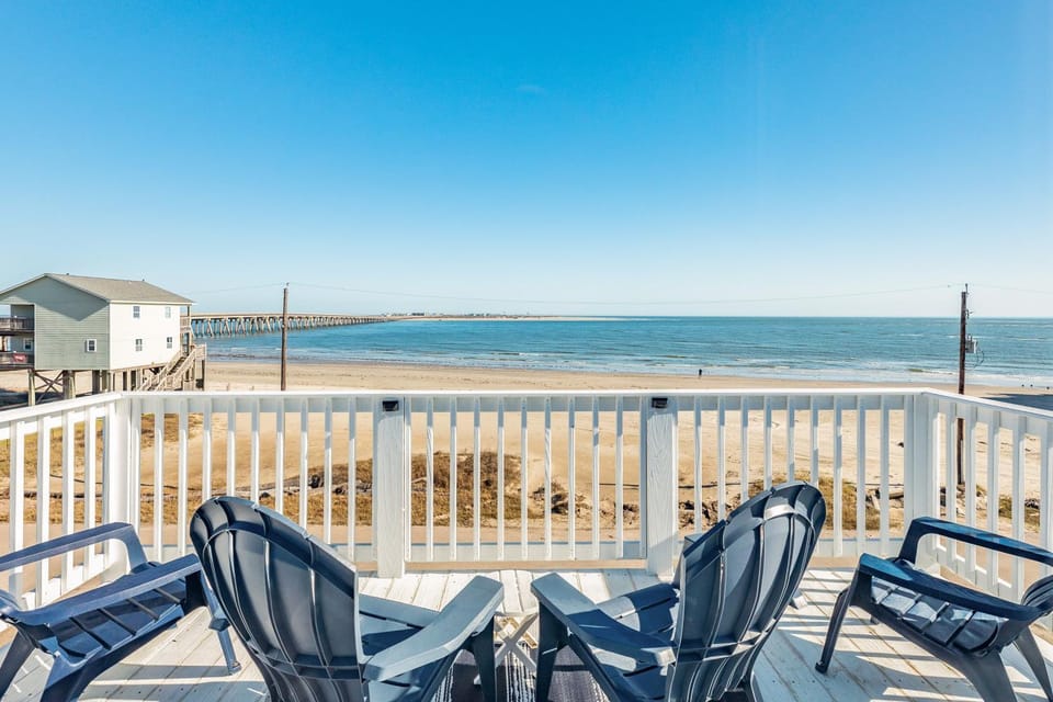 Oasis Beachfront Volleyball Court Sleeps 12 House in Alvin