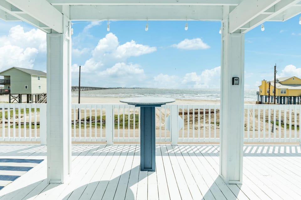 Oasis Beachfront Volleyball Court Sleeps 12 House in Alvin