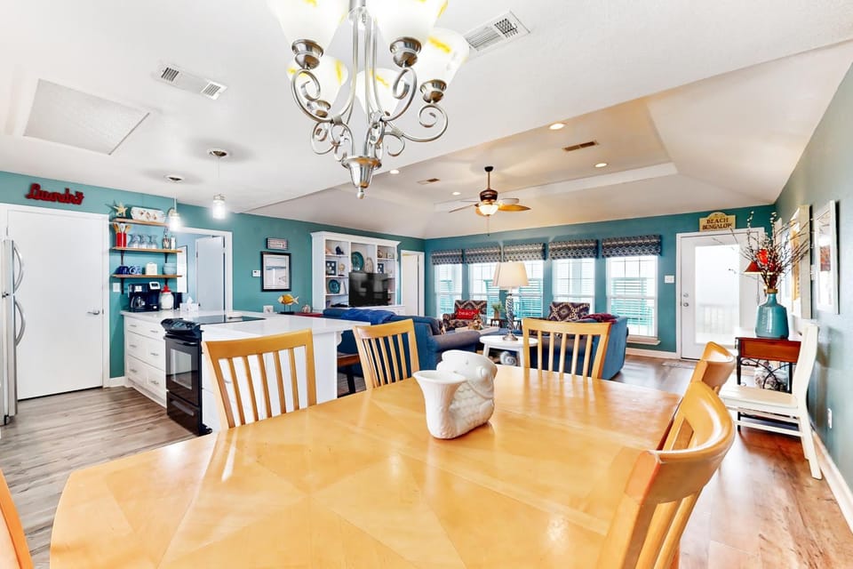 Prime Gulf Views Large Deck Pet Paradise House in Bolivar Peninsula