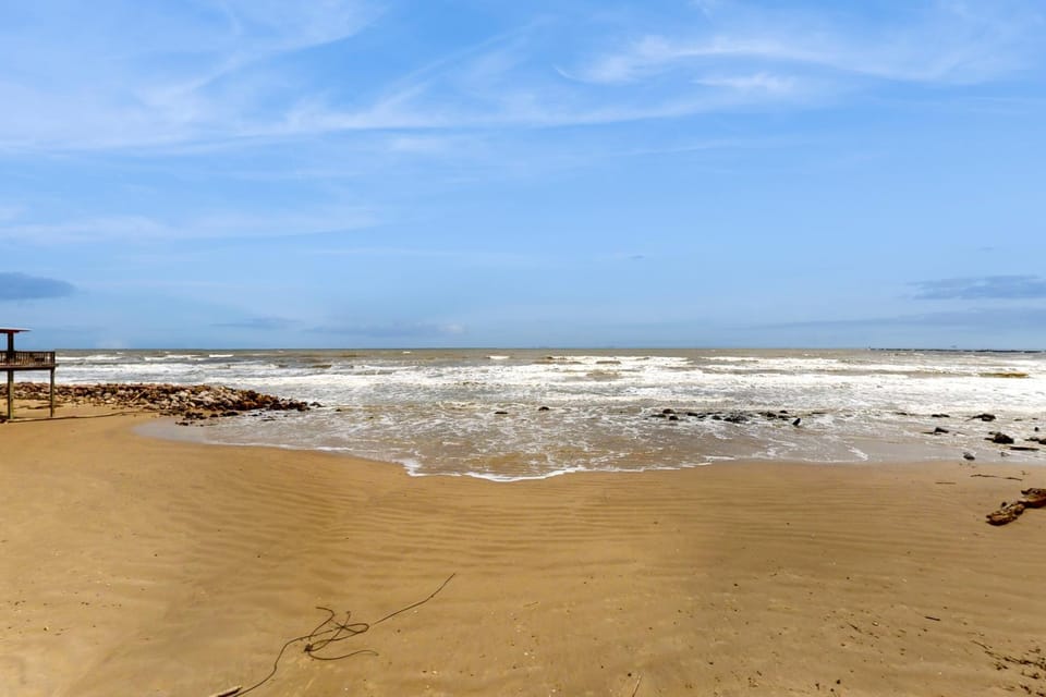 Prime Beachfront Beach Access Sleeps 8 House in Surfside Beach
