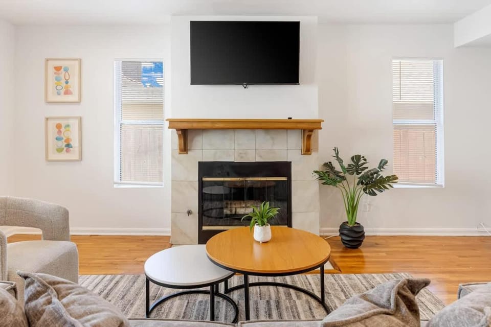 Spacious Culver City 4BR - Half Block from Amazon House in Culver City
