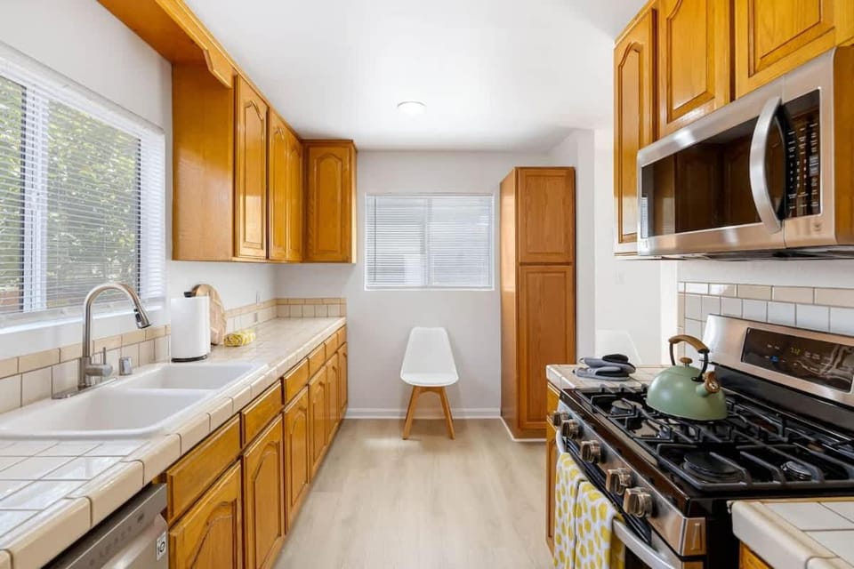 Spacious Culver City 4BR - Half Block from Amazon House in Culver City