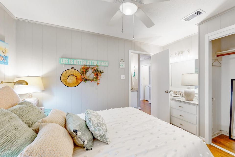 Stunning Beachfront Beach Access Dog Haven House in Surfside Beach