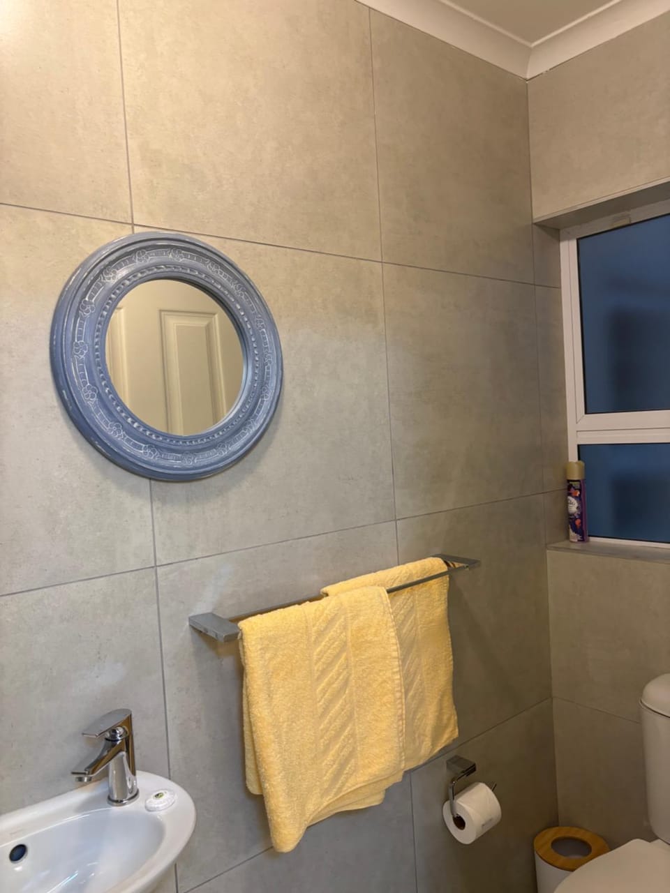 Toilet, towels