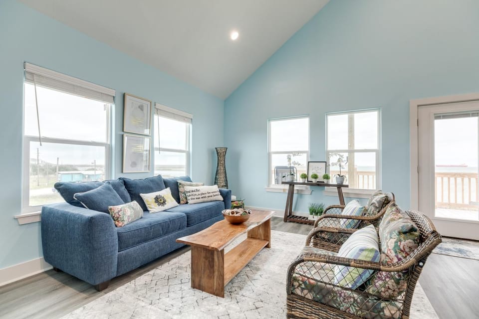 Prime Beachfront Large Deck Family Fun House in Texas City