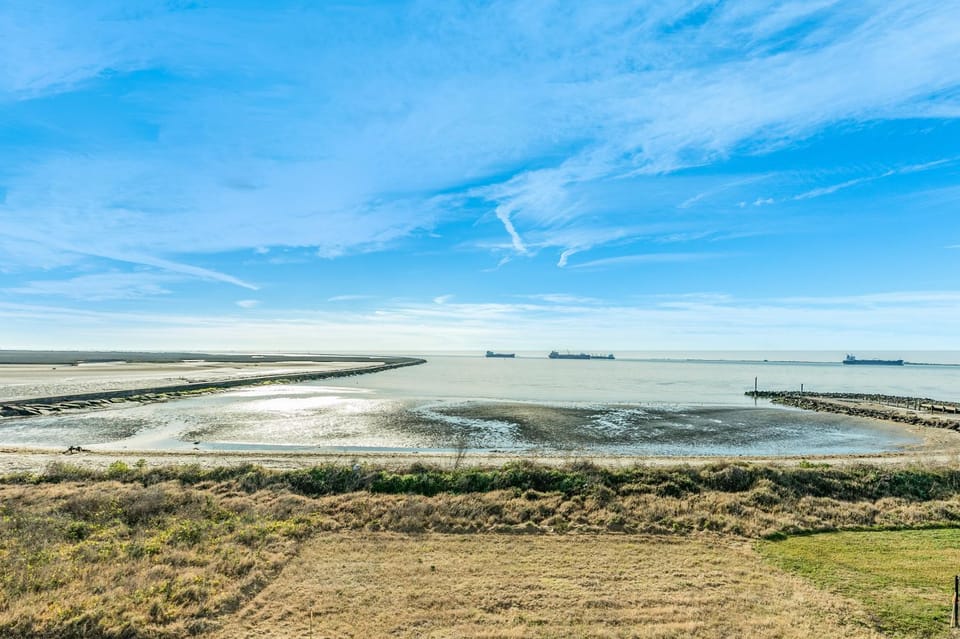 Prime Beachfront Large Deck Family Fun House in Texas City