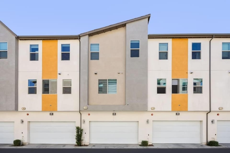 Modern Townhouse Near Disneyland & OC Beaches House in Covina