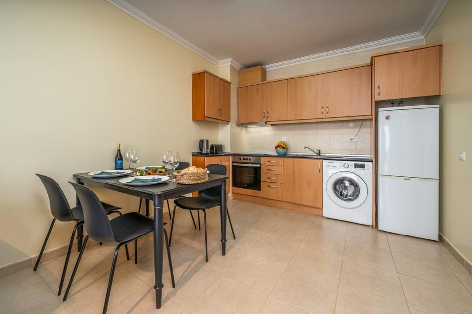 Kitchen or kitchenette, Dining area, oven, stove