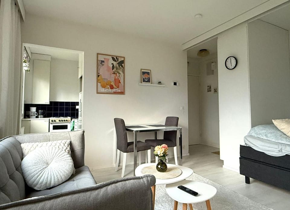 Photo of the whole room, Dining area