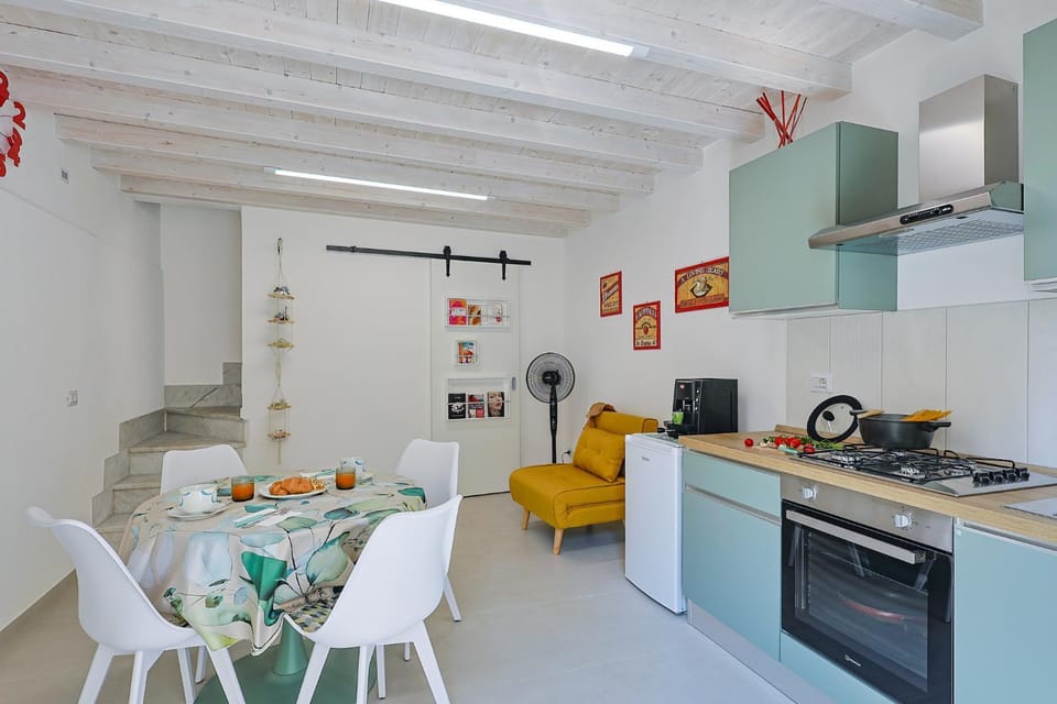 Kitchen or kitchenette, Living room, Seating area, Dining area, minibar, oven, stove