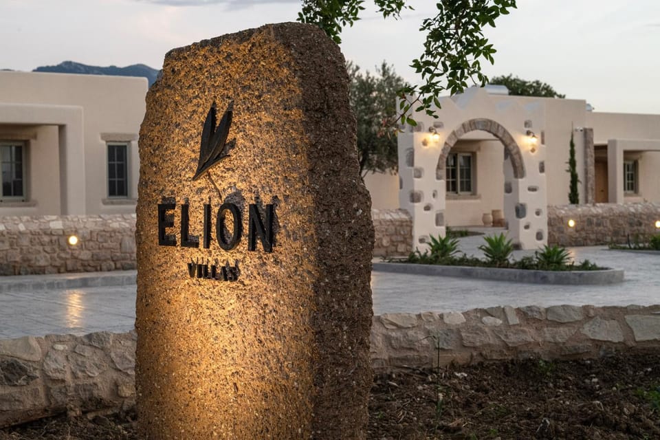 Property building, Facade/entrance, Property logo or sign, Logo/Certificate/Sign, Parking