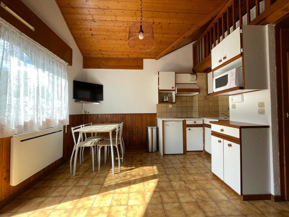 Kitchen or kitchenette, Dining area, stove