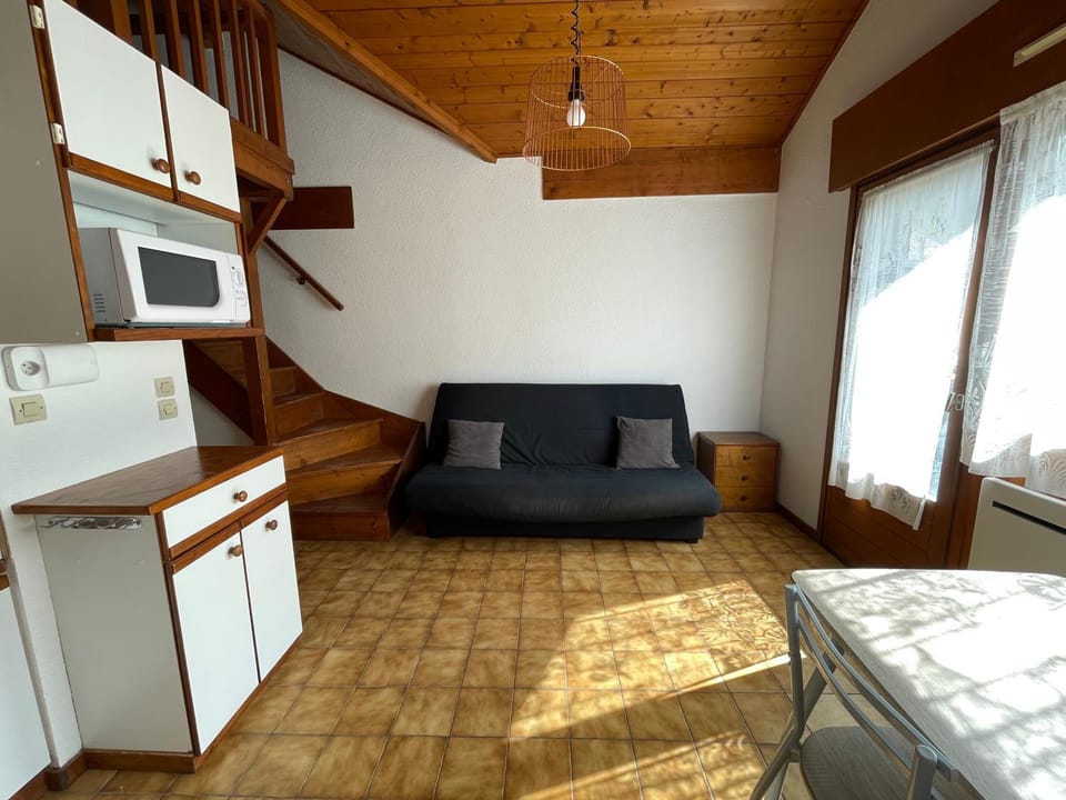 Bed, TV and multimedia, Living room