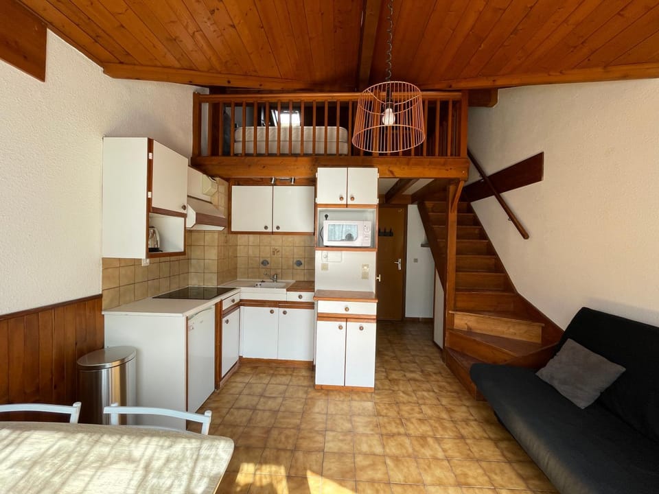 Kitchen or kitchenette, Dining area, stove