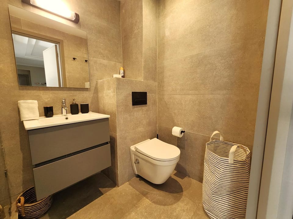 Shower, Toilet, Bathroom, towels