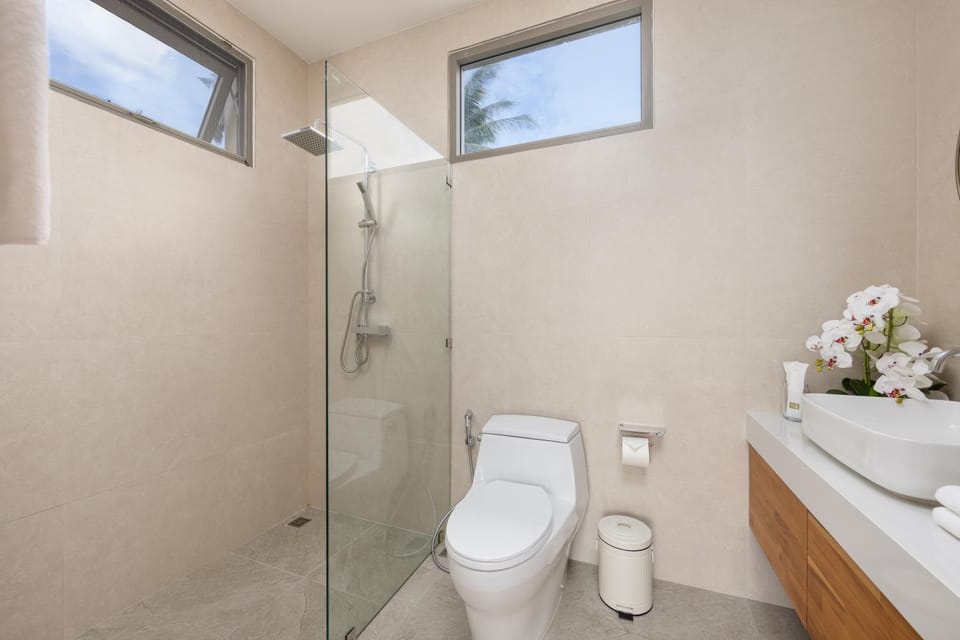 Shower, Toilet, Bathroom, towels
