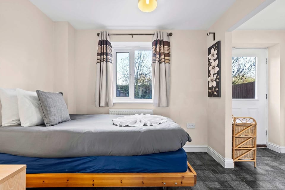 Bed, Photo of the whole room, Bedroom, towels