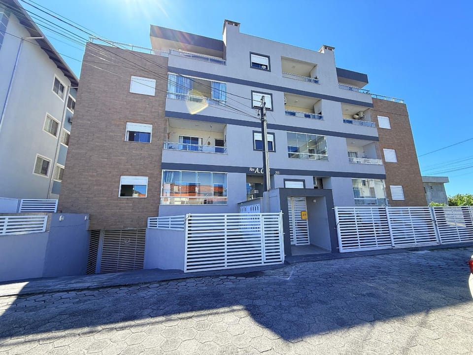Apê Centrinho dos Ingleses - 400 metros da praia House in Florianopolis