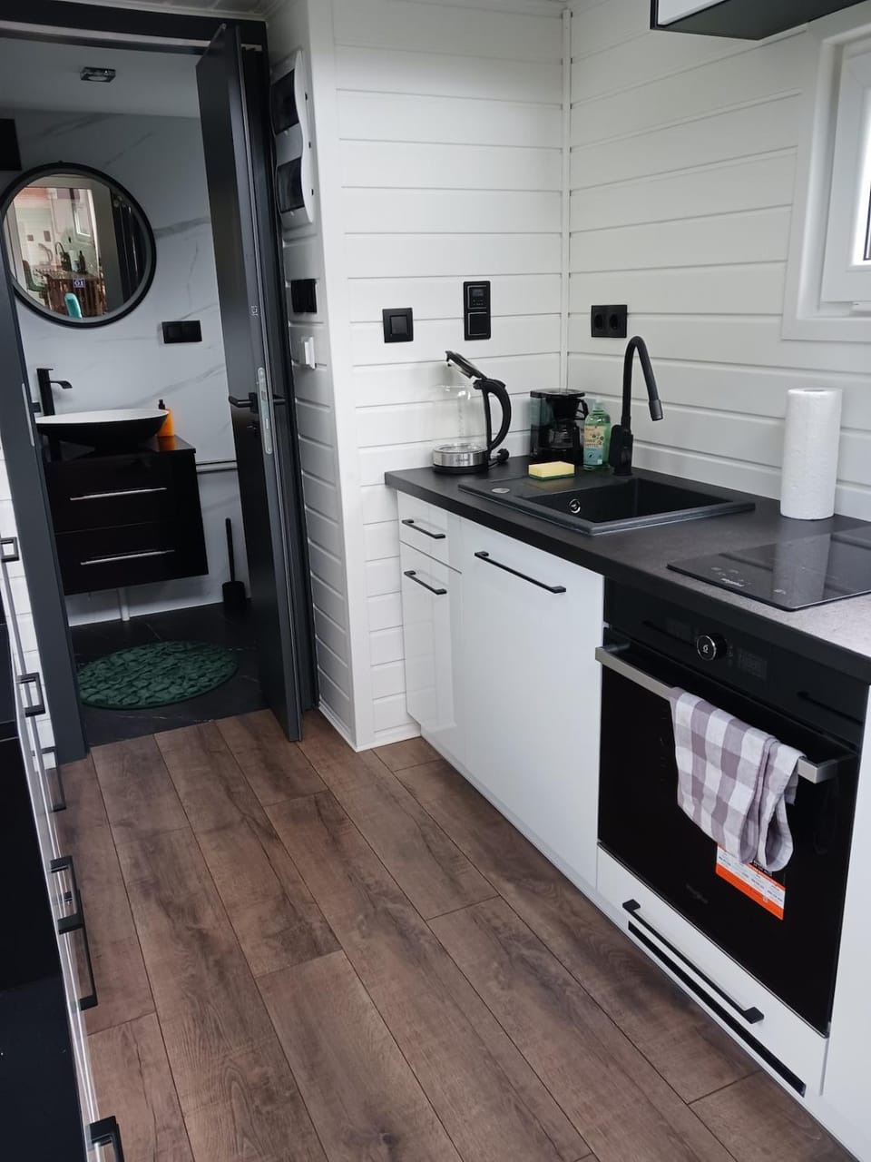 Coffee/tea facilities, Kitchen or kitchenette, oven, stove