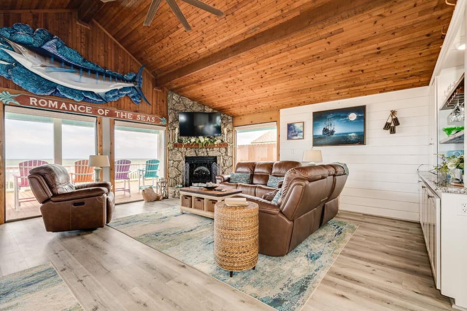 Ultimate Beachfront Large Deck Pet Paradise House in Surfside Beach