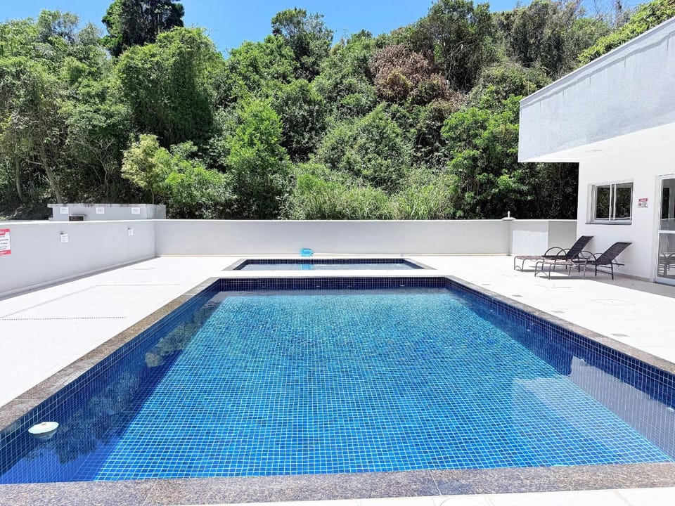 Apê 1 dorm. garagens grandes- Passos da Praia e centrinho dos Ingleses Apartment in Florianopolis