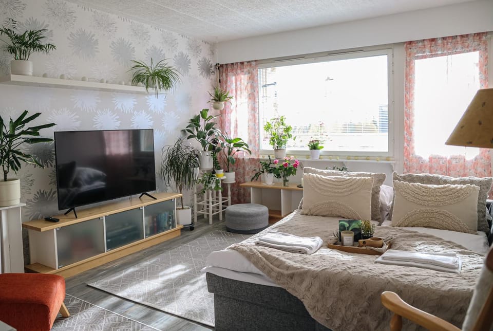 Communal lounge/ TV room, Bed, TV and multimedia, Living room, Photo of the whole room, Seating area, Bedroom