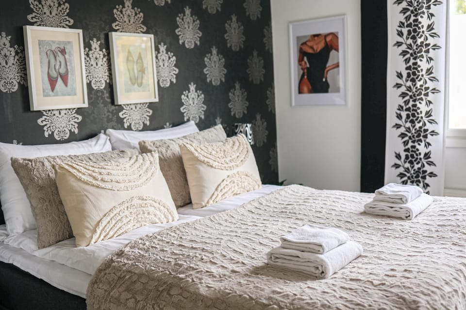 Bed, Photo of the whole room, Bedroom, towels