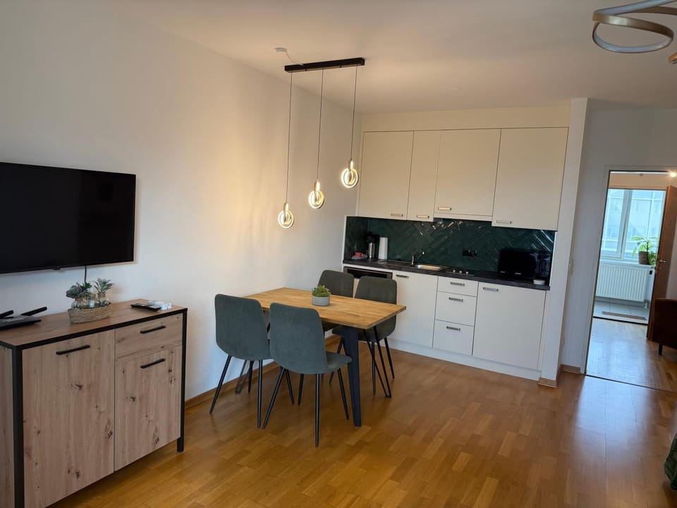 Kitchen or kitchenette, Dining area