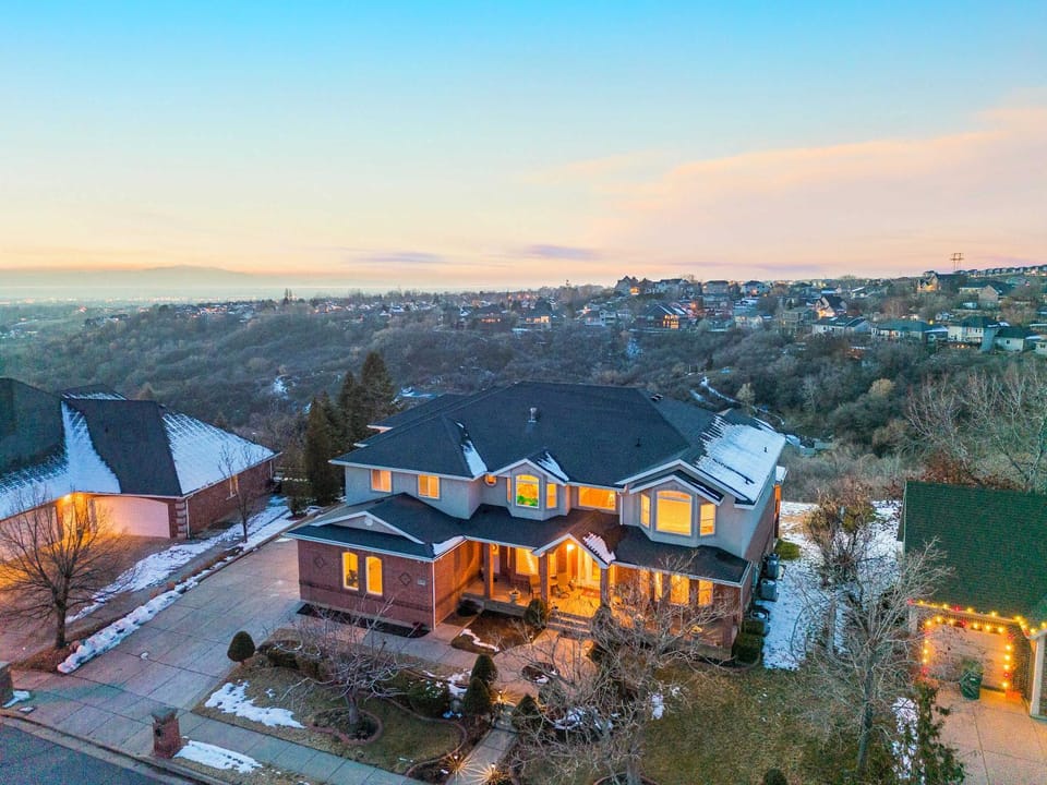 Mountain View Mansion House in Layton