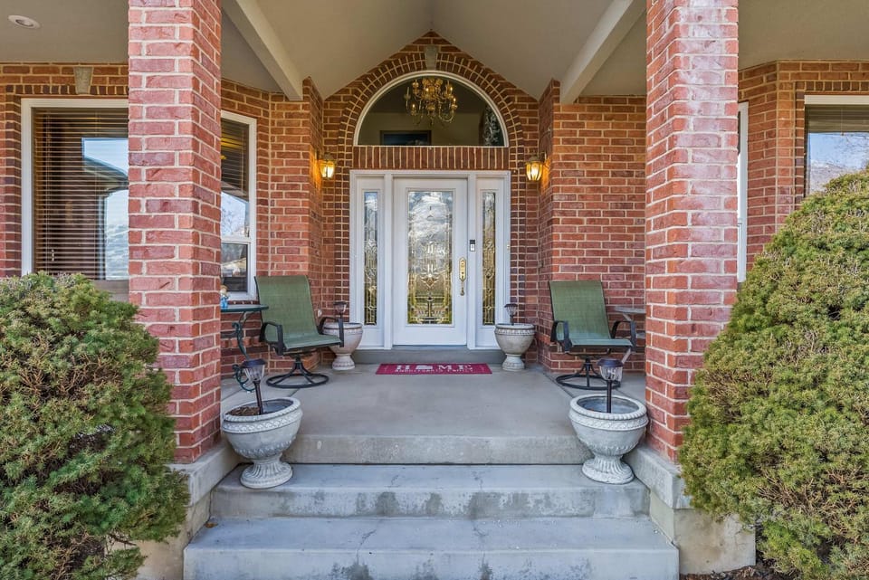 Mountain View Mansion House in Layton