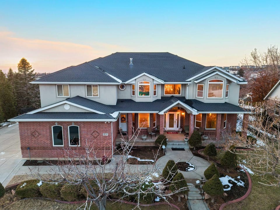 Mountain View Mansion House in Layton